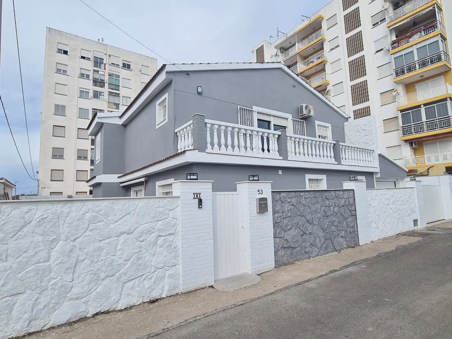 Vista exterior de Casa o xalet en venda en Vinaròs amb Aire condicionat, Calefacció i Jardí privat