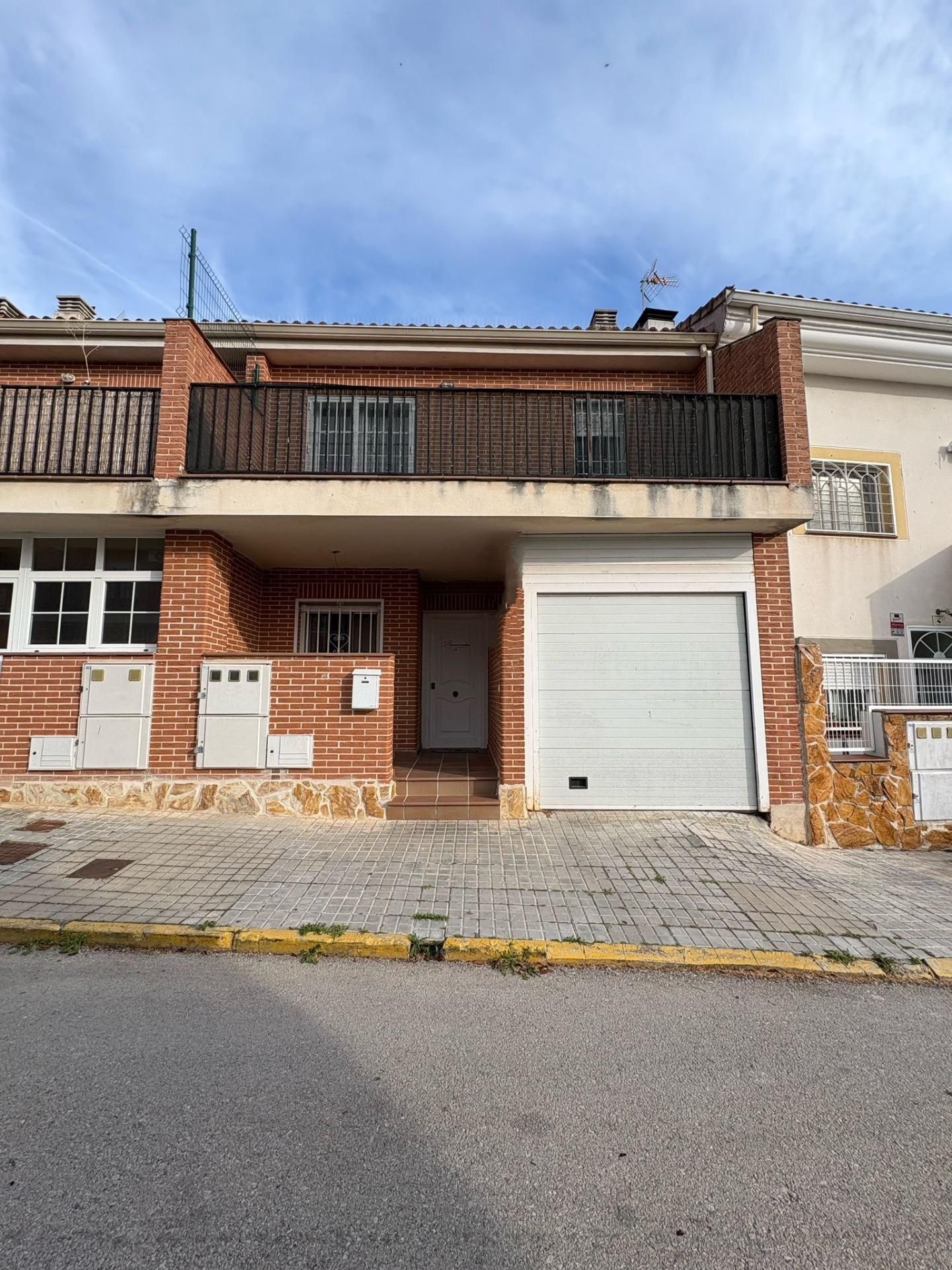 Vista exterior de Casa adosada en venda en Valdeavero amb Calefacció, Terrassa i Traster