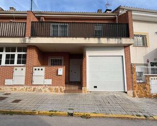 Vista exterior de Casa adosada en venda en Valdeavero amb Calefacció, Terrassa i Traster