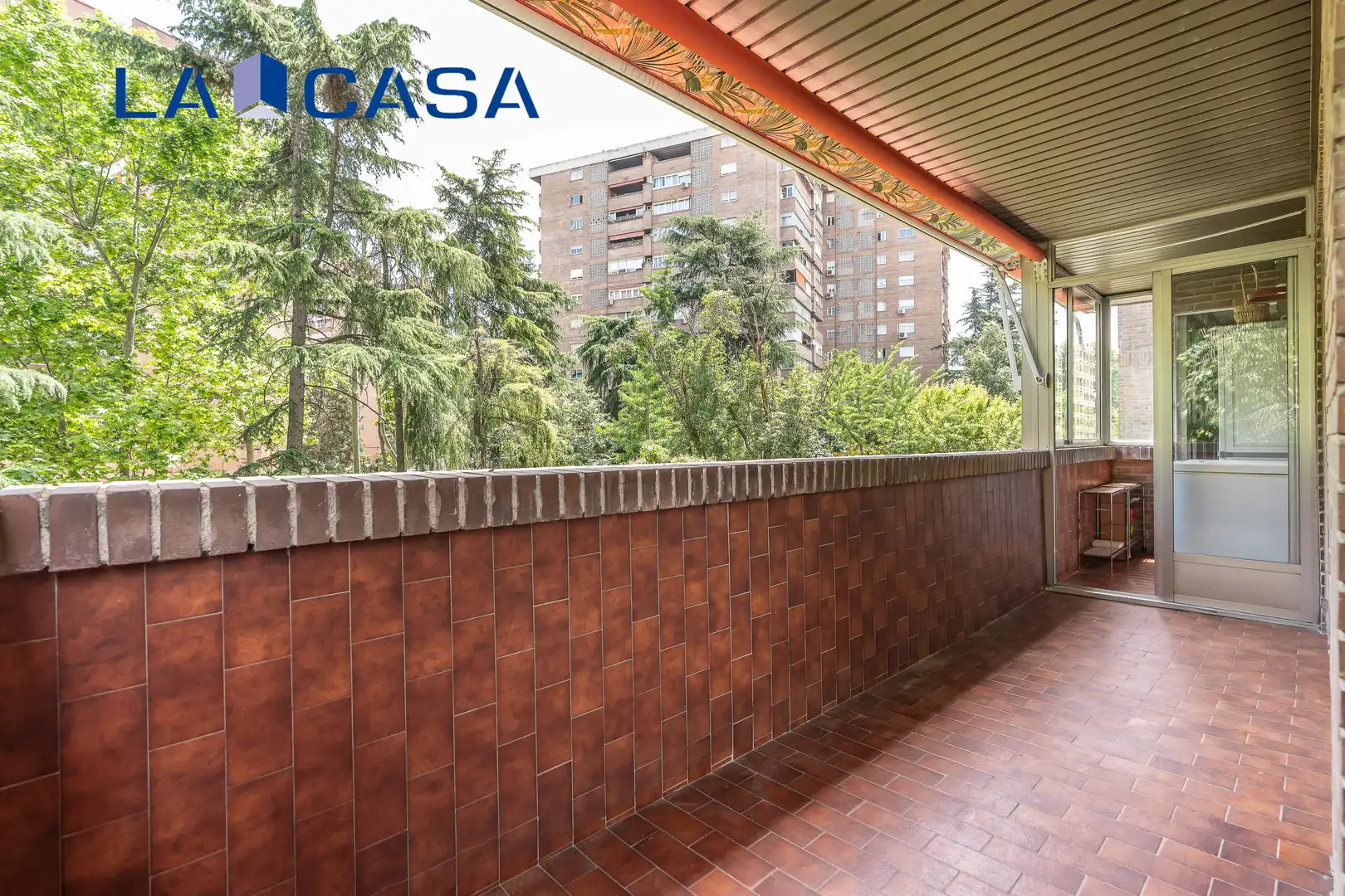 Vista exterior de Pis en venda en Madrid amb Calefacció, Terrassa i Piscina