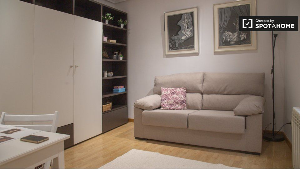 Sala de estar de Piso de alquiler en  Madrid Capital con Aire acondicionado, Calefacción y Amueblado