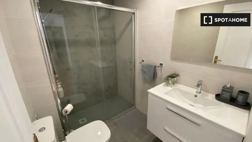 Badezimmer von Wohnung zur Miete in Las Rozas de Madrid mit Klimaanlage, Heizung und Möbliert