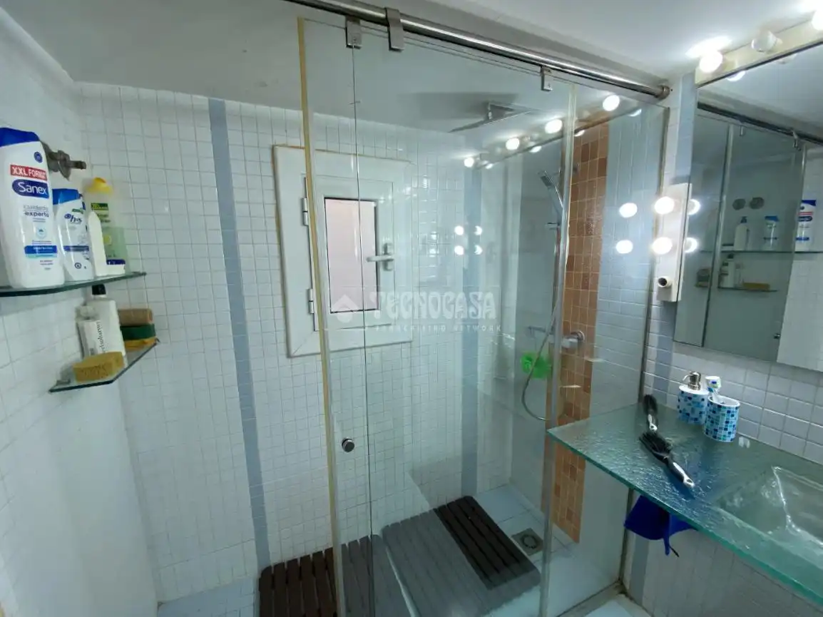 Badezimmer von Maisonette zum Verkauf in Barcelona mit Klimaanlage und Terrasse