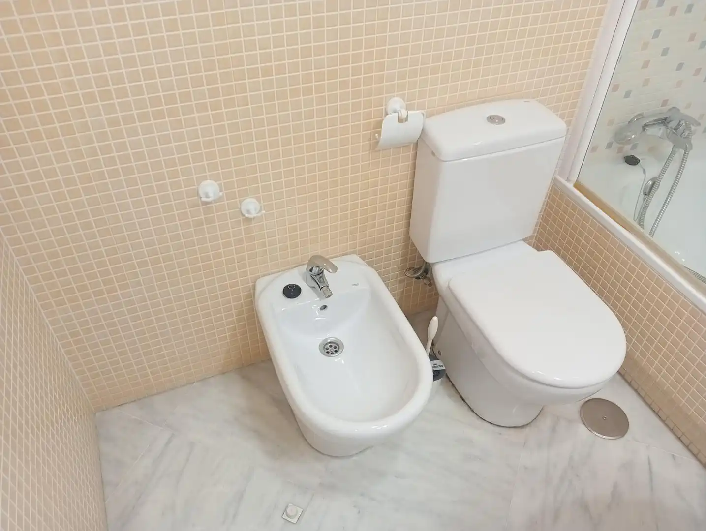 Bathroom of Flat for rent in Sevilla  with Air Conditioner, Storage room and Balcony