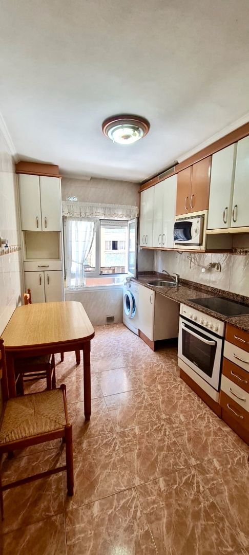 Cocina de Piso en venta en Gijón  con Calefacción, Parquet y Amueblado