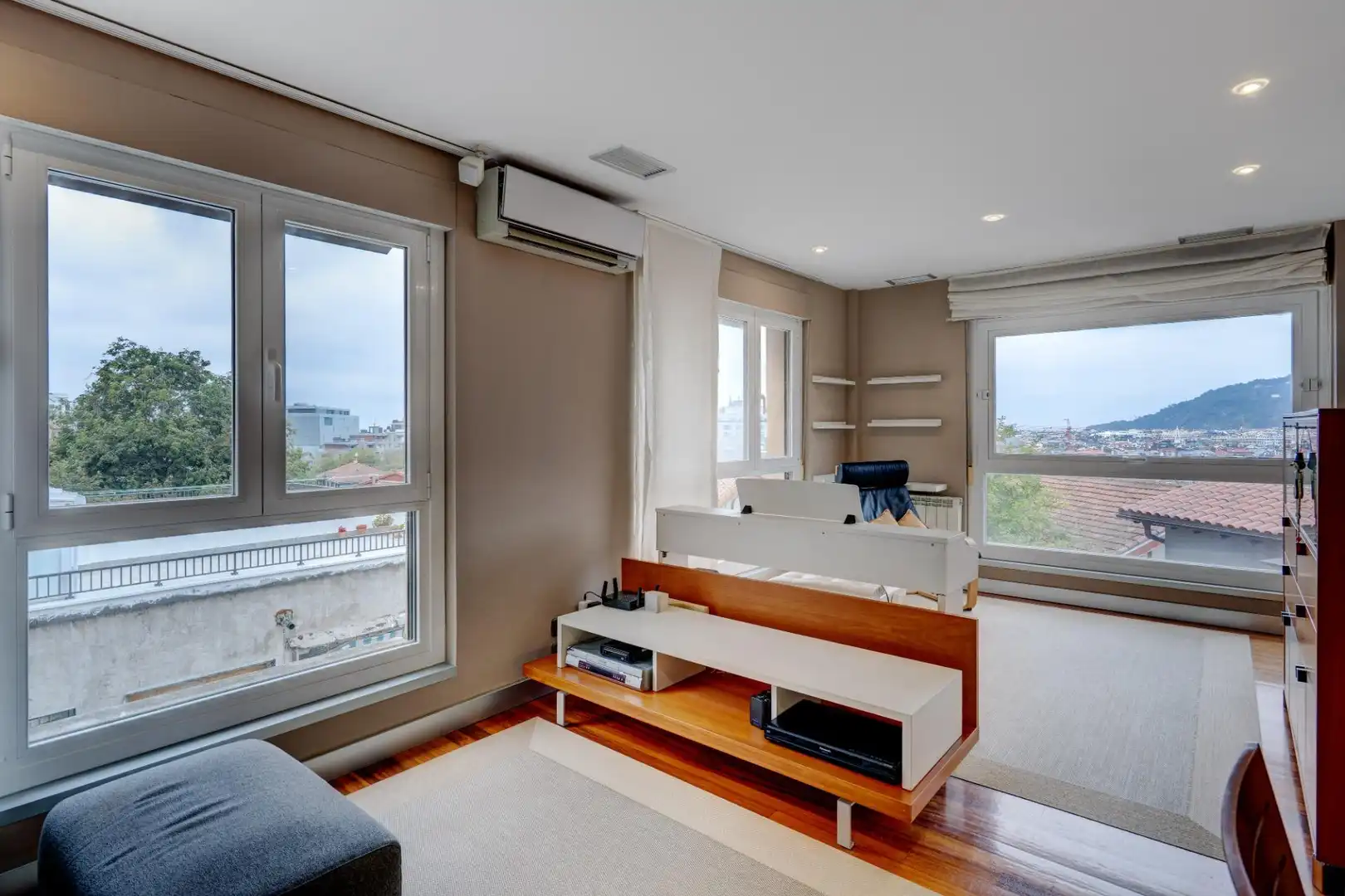 Sala de estar de Piso en venta en Donostia - San Sebastián  con Calefacción, Trastero y Amueblado