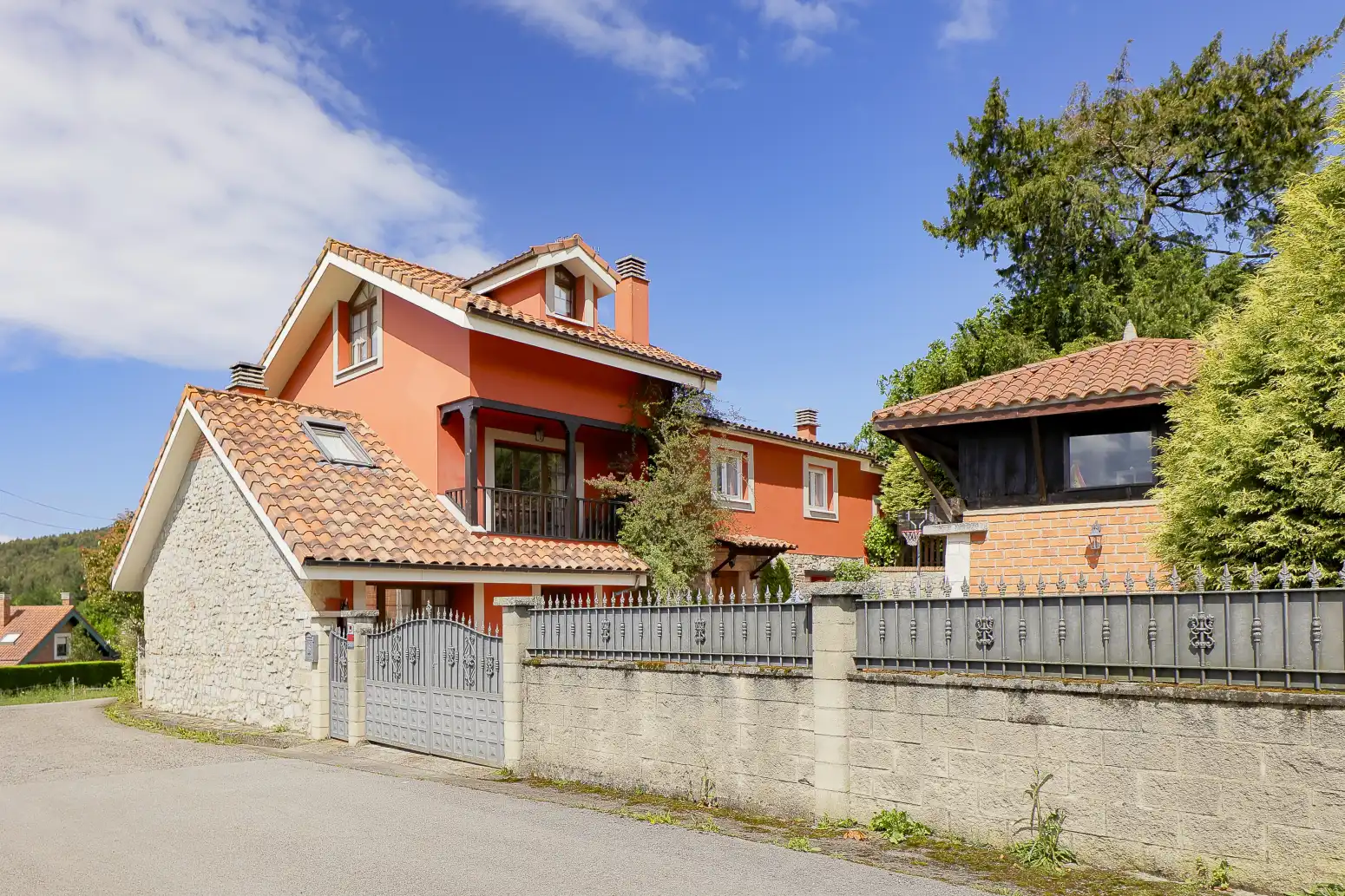 Vista exterior de Casa o xalet en venda en Gijón  amb Calefacció, Jardí privat i Parquet