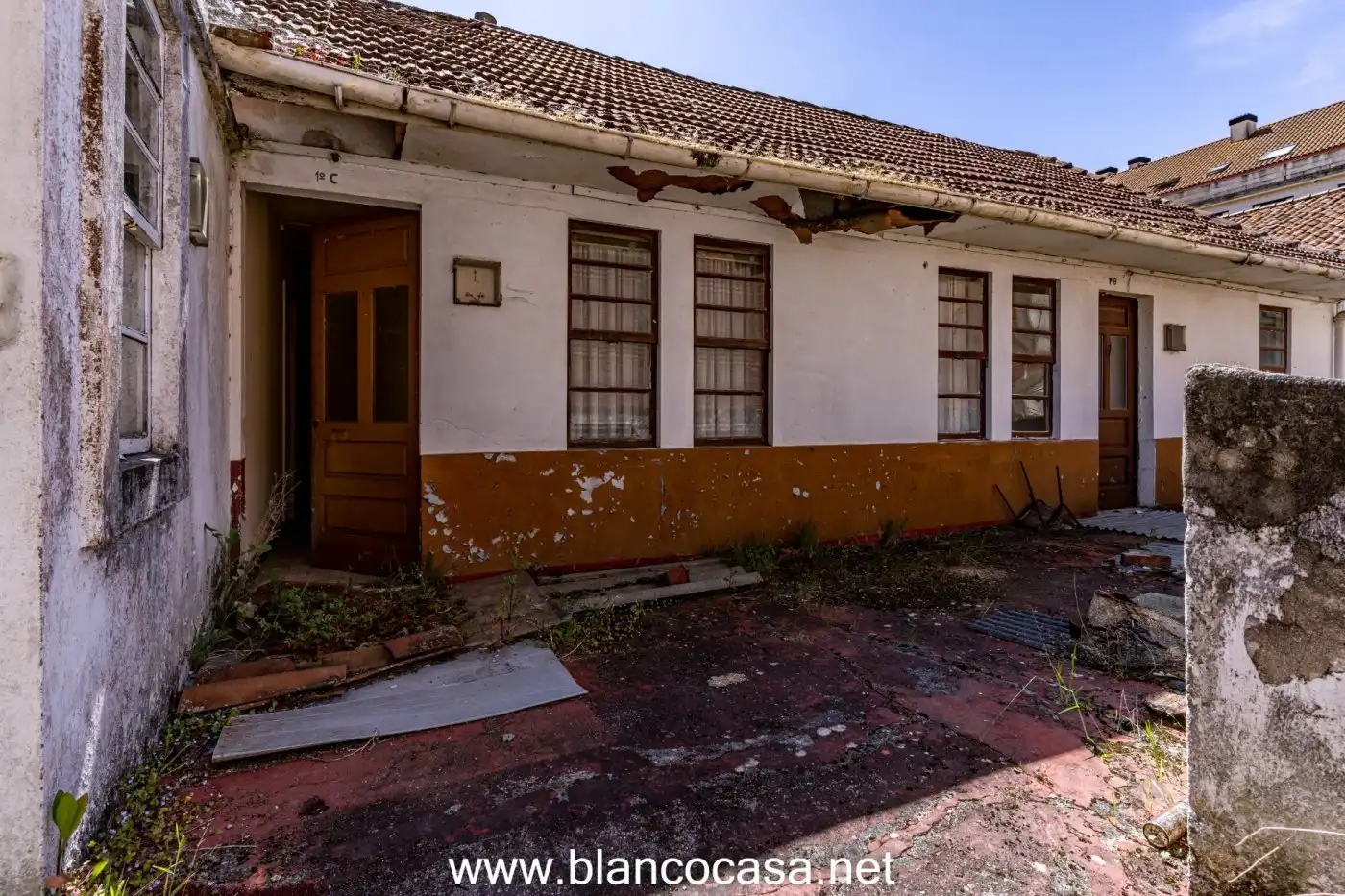 Vista exterior de Casa o xalet en venda en Carballo amb Jardí privat