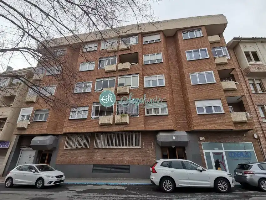 Vista exterior de Piso en venta en Segovia con Calefacción, Parquet y Terraza