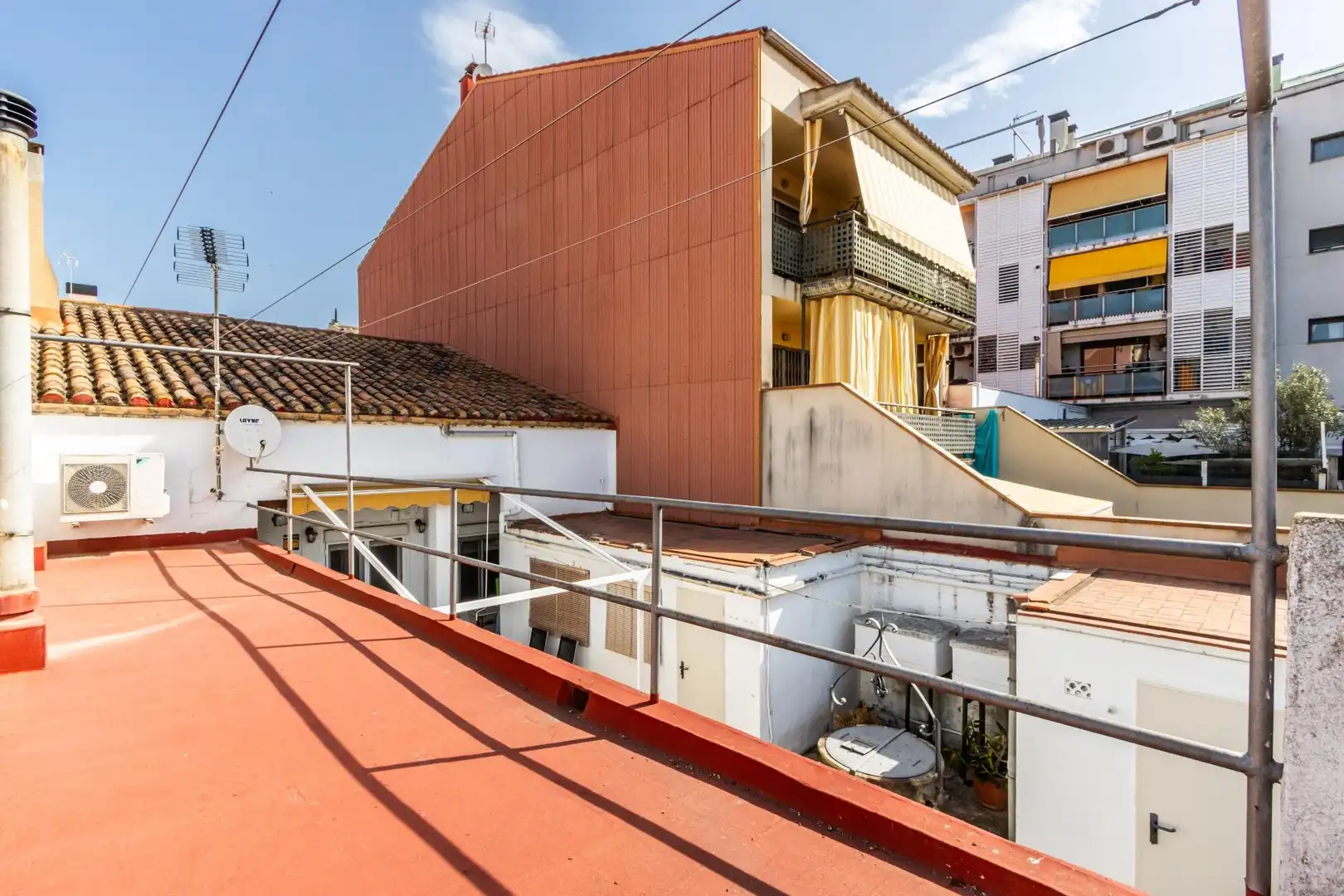 Vista exterior de Casa o xalet en venda en Castellar del Vallès amb Aire condicionat, Calefacció i Jardí privat
