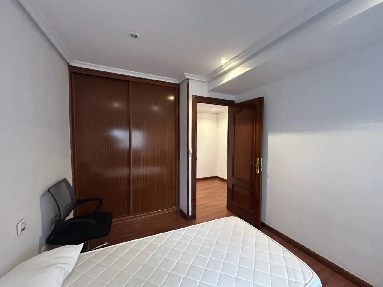 Habitación de Piso de alquiler en Oviedo  con Calefacción y Amueblado