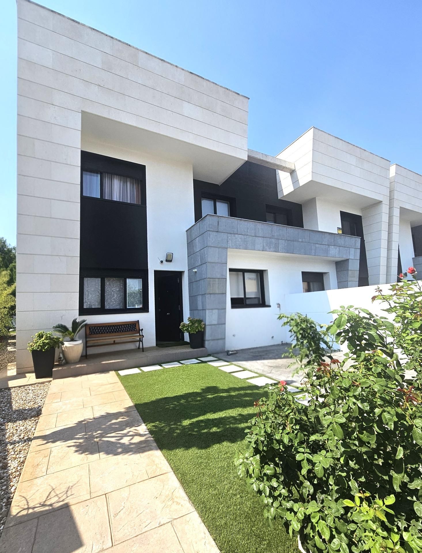 Exterior view of Single-family semi-detached for sale in Valdemoro  with Air Conditioner, Heating and Terrace