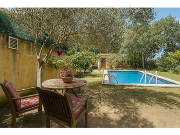 Detached house with pool for sale in Calle Joaquim Ruyra