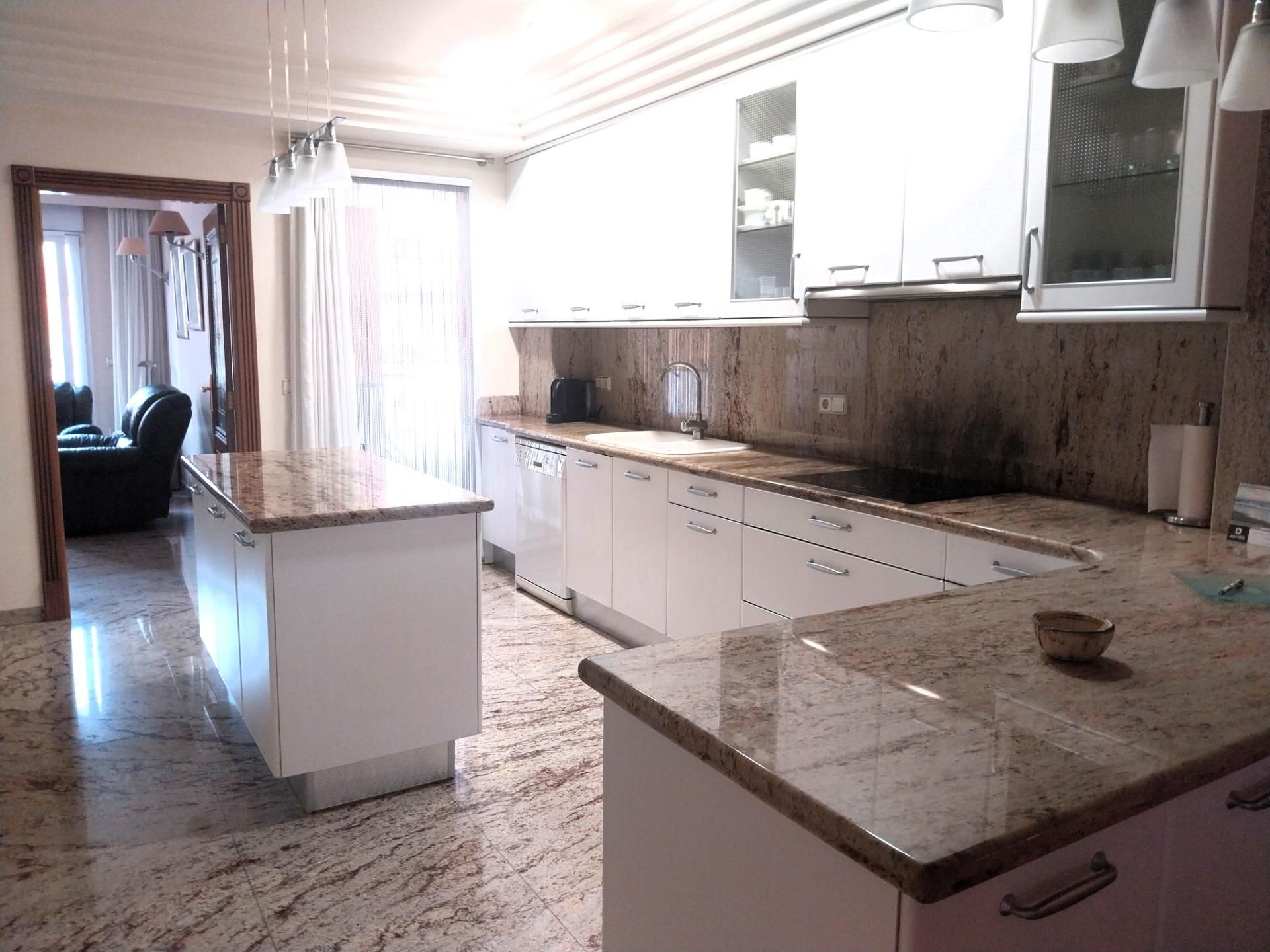 Cuina de Casa o xalet en venda en Gandia amb Calefacció, Terrassa i Balcó