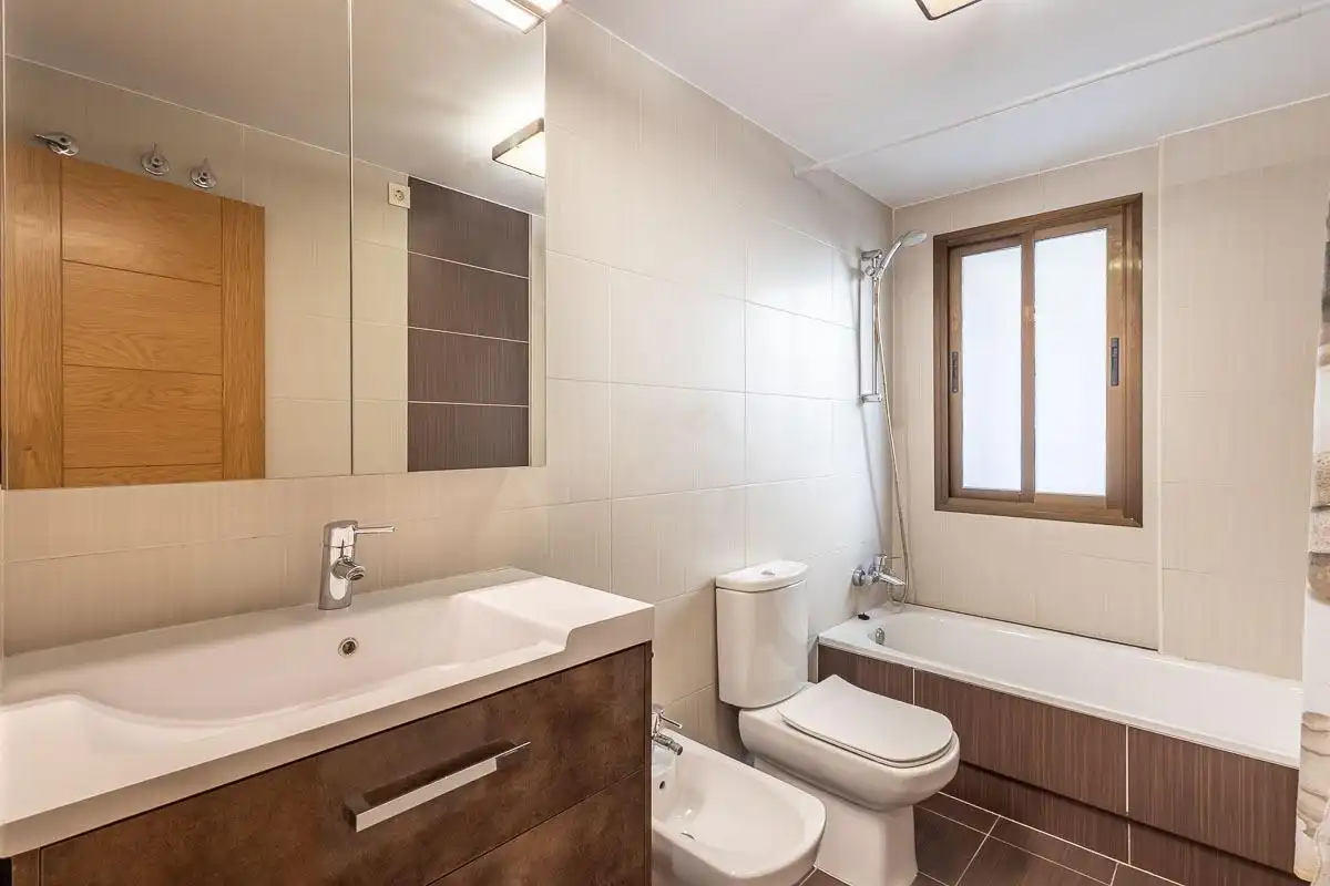 Bathroom of Attic for sale in Alhendín  with Air Conditioner, Parquet flooring and Storage room