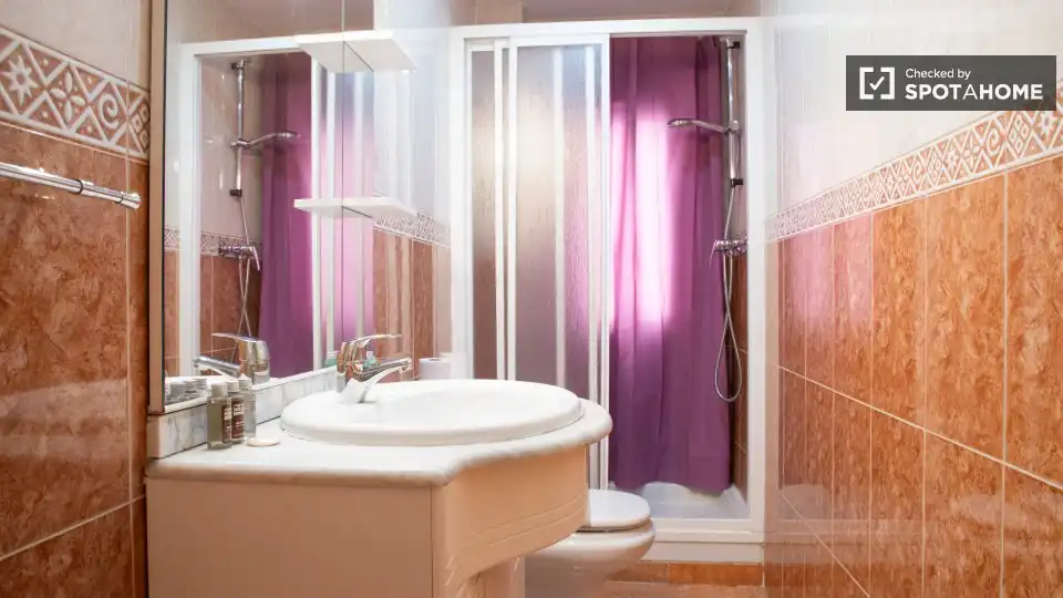 Bathroom of Flat for rent in Madrid  with Air Conditioner, Heating and Furnished