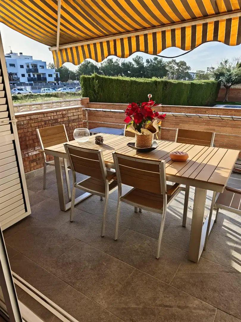 Terrasse von Einfamilien-Reihenhaus zum Verkauf in Cubelles mit Klimaanlage, Heizung und Privatgarten