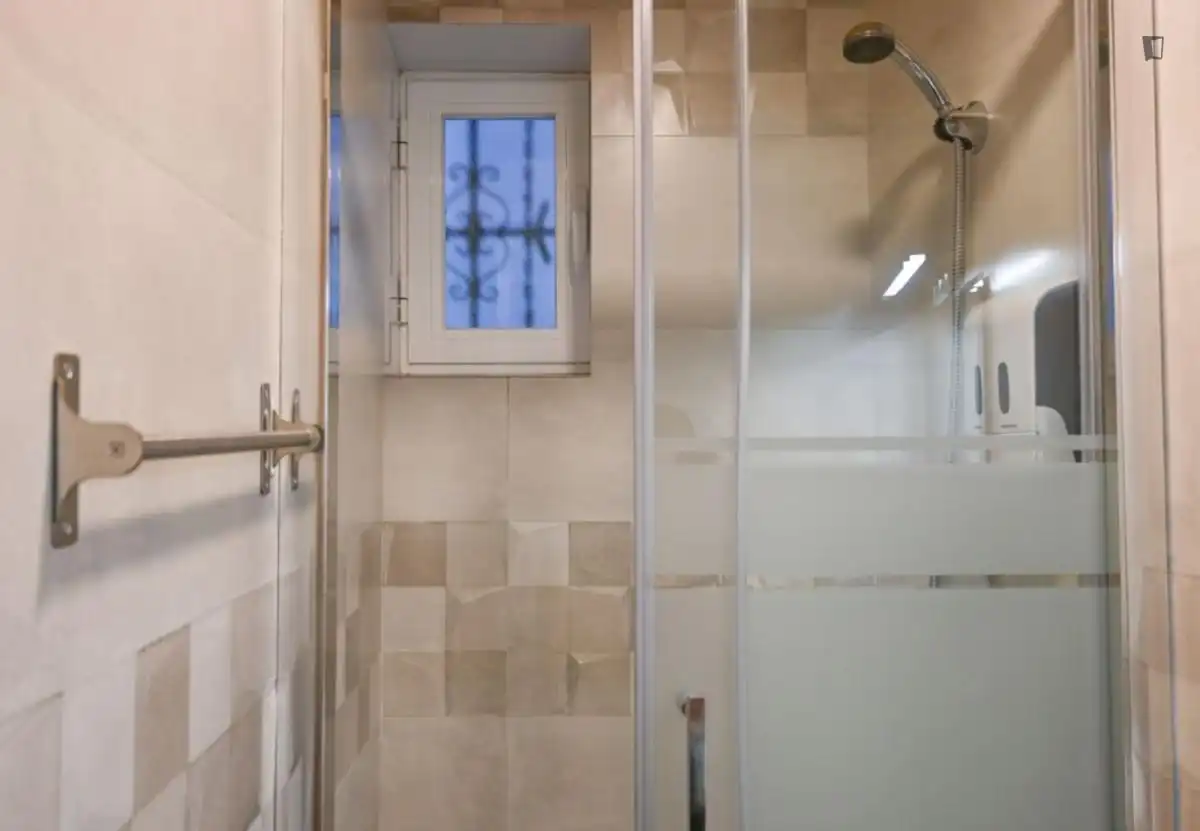 Bany de Apartament de lloguer en Madrid amb Aire condicionat, Moblat i Rentadora