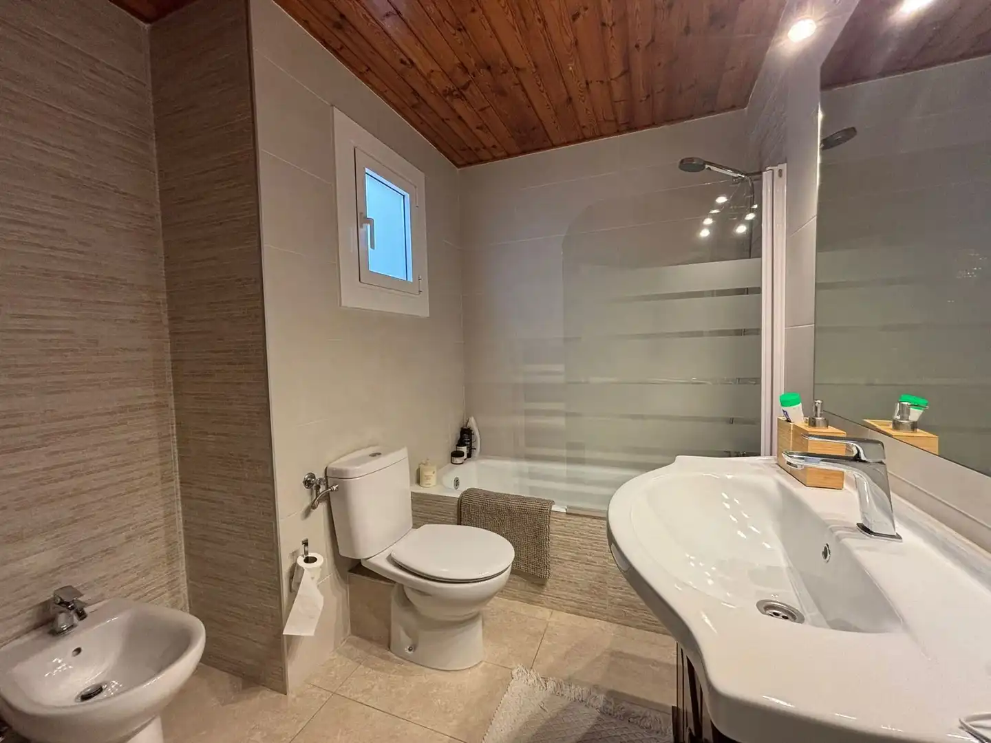 Bany de Apartament de lloguer en Alp amb Calefacció i Moblat
