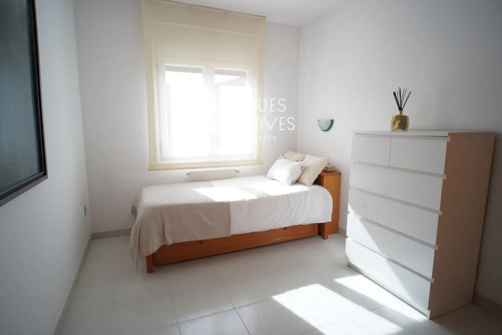 Habitación de Casa adosada en venta en Girona con Aire acondicionado, Calefacción y Jardín privado