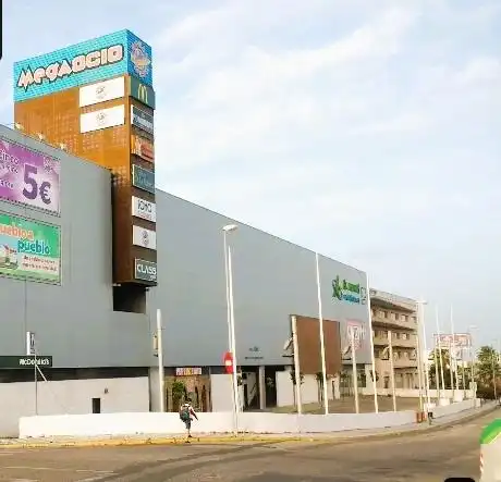 Business premises for sale in Avenida de la República Argentina, imagen 2