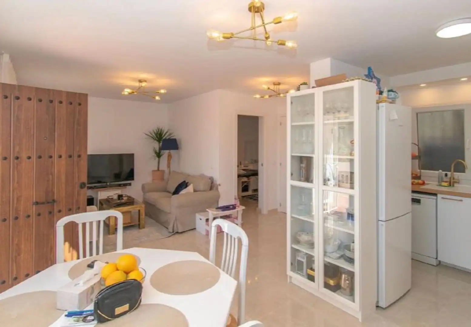 Sala d'estar de Casa adosada en venda en Mijas amb Aire condicionat, Terrassa i Piscina