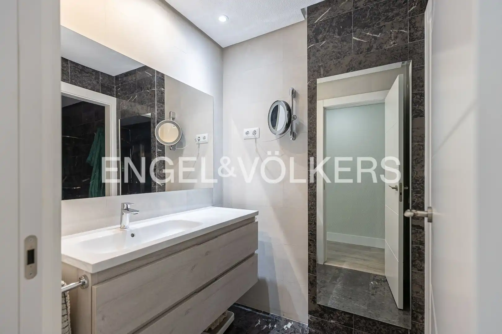 Baño de Piso en venta en Madrid con Aire acondicionado, Calefacción y Jardín privado