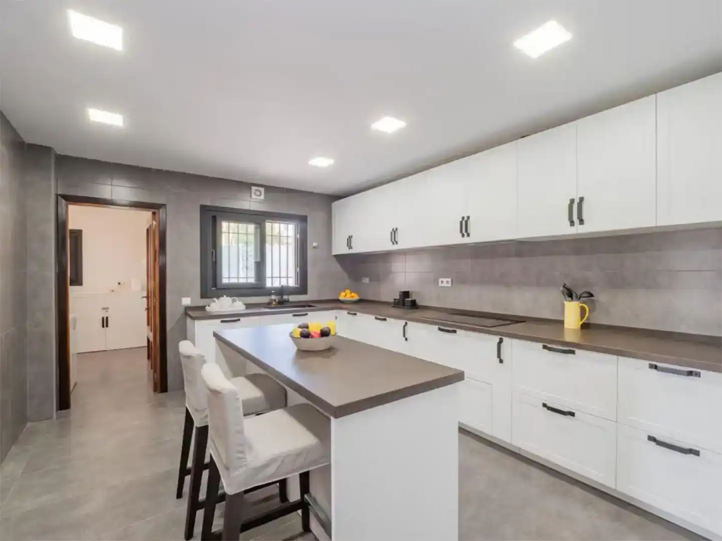 Cocina de Casa o chalet de alquiler en Benalmádena con Aire acondicionado, Jardín privado y Piscina