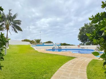 Casa aparellada amb piscina en venda a Avenida Avenida 8 de Marzo, 9 9