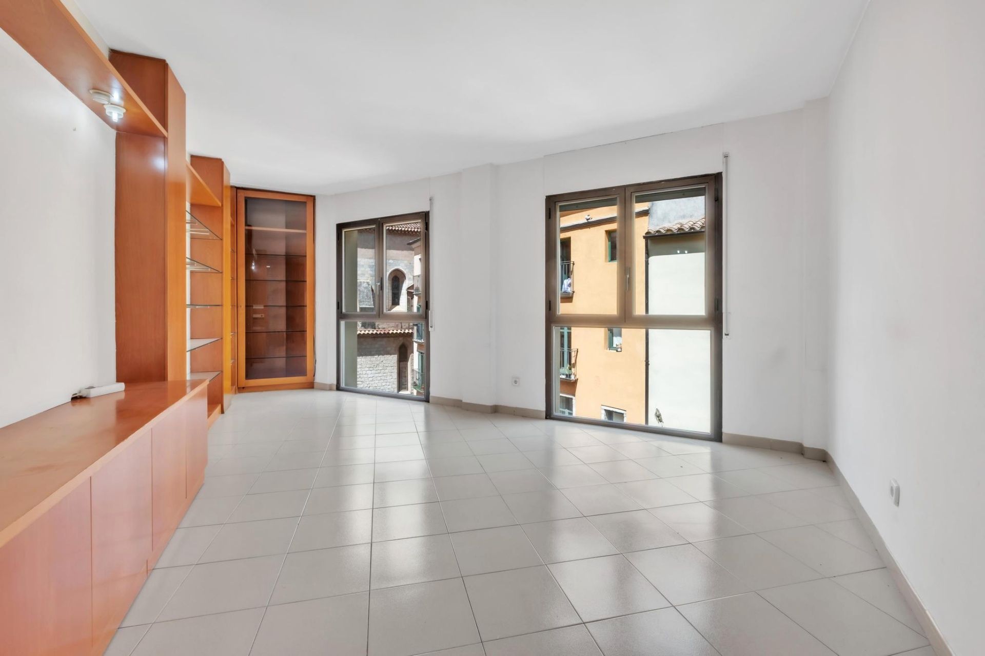 Flat for sale in Girona Capital  with Air Conditioner