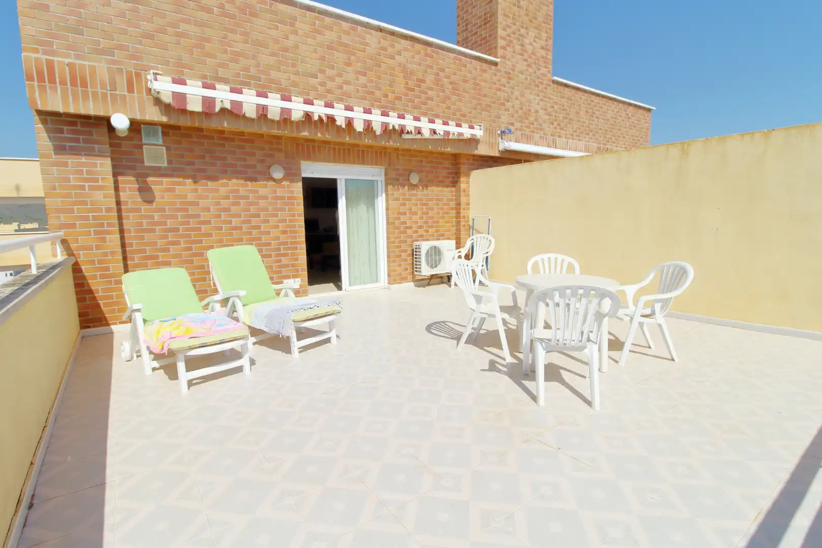Terrassa de Apartament en venda en Oropesa del Mar / Orpesa amb Terrassa, Piscina i Moblat