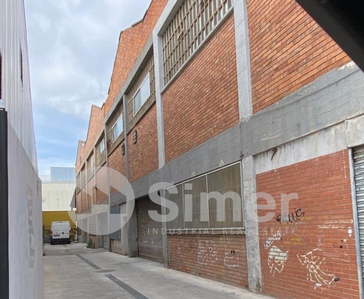 Vista exterior de Nau industrial en venda en Cornellà de Llobregat