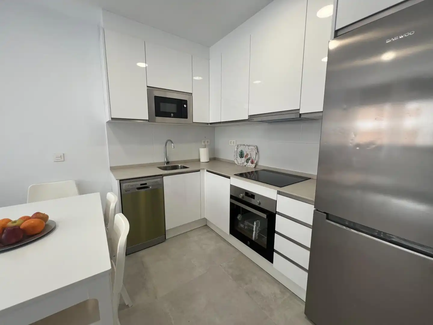 Cuina de Apartament de lloguer en Fuengirola amb Aire condicionat, Calefacció i Terrassa