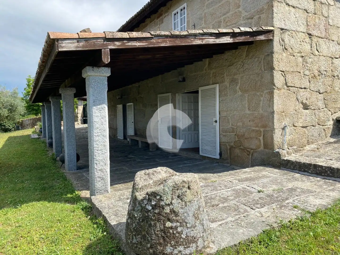 Vista exterior de Casa o xalet en venda en San Cibrao das Viñas amb Calefacció, Jardí privat i Parquet