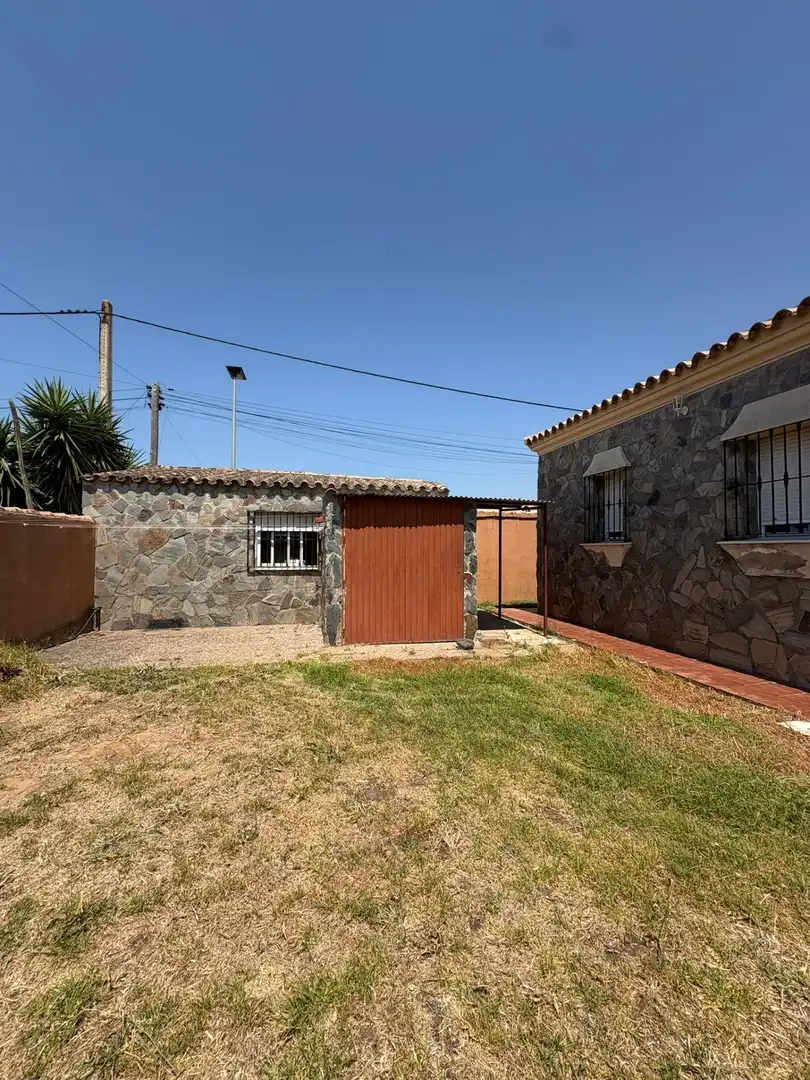 Vista exterior de Casa o xalet en venda en Chiclana de la Frontera amb Jardí privat