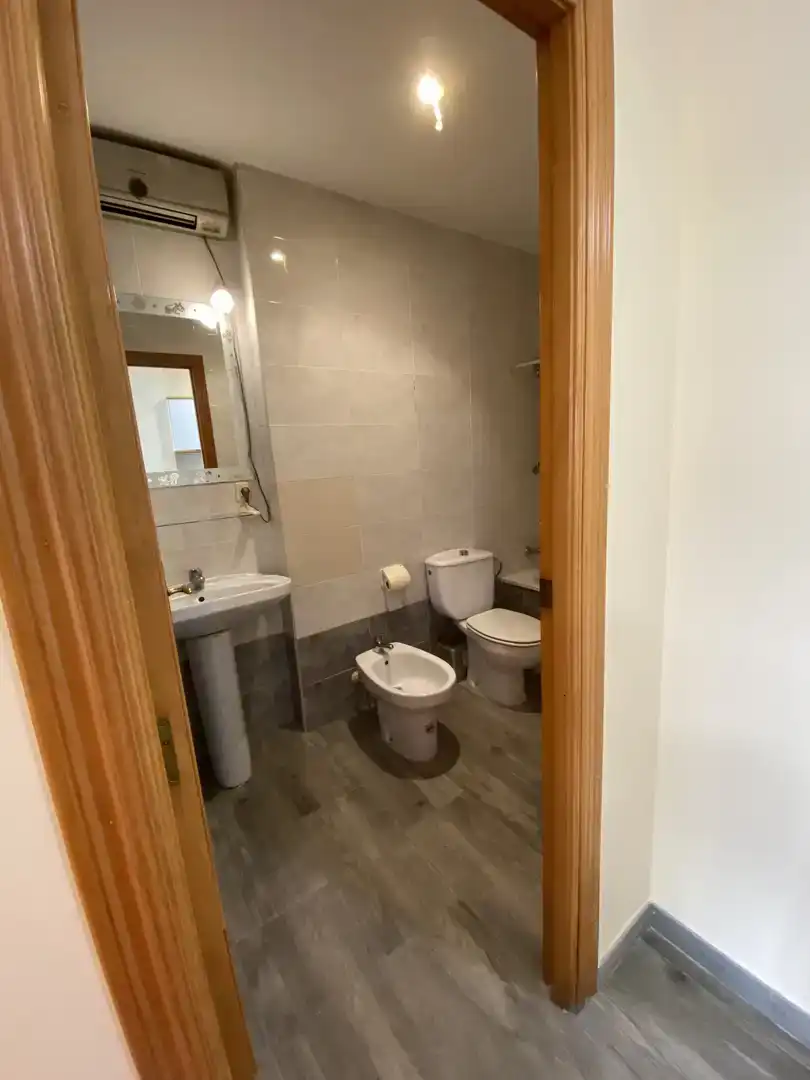 Badezimmer von Erdgeschoss zur Miete in Canet d'En Berenguer mit Klimaanlage und Balkon