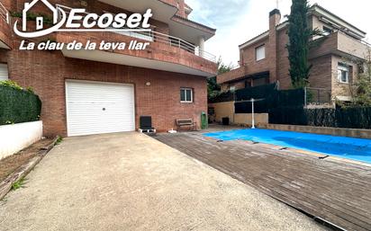 Vista exterior de Casa adosada en venda en Vallirana amb Aire condicionat, Terrassa i Piscina