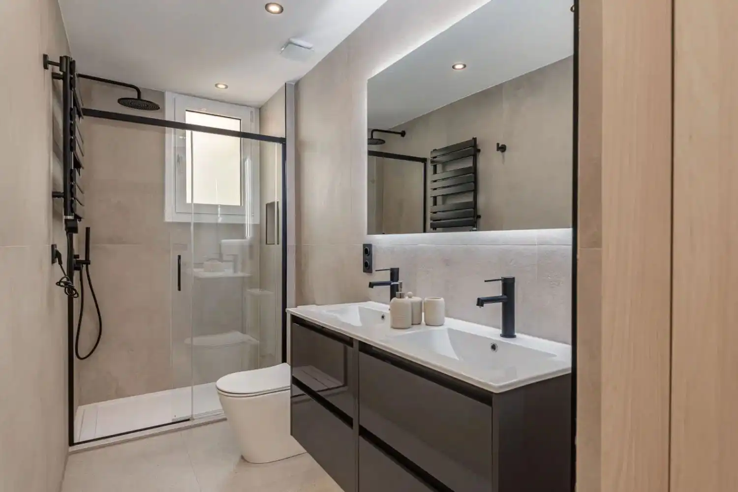 Badezimmer von Wohnung zum Verkauf in Madrid mit Abstellraum