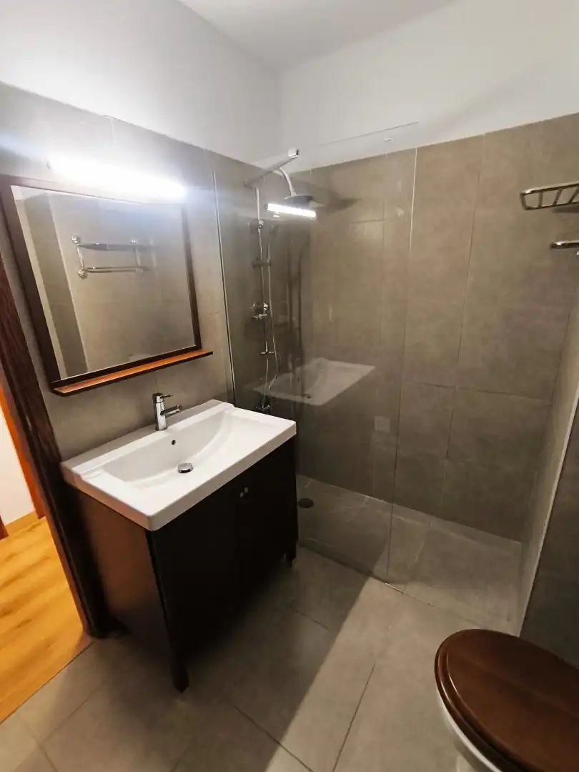 Baño de Piso en venta en Santa Cruz de Tenerife con Horno, Lavadora y Balcón