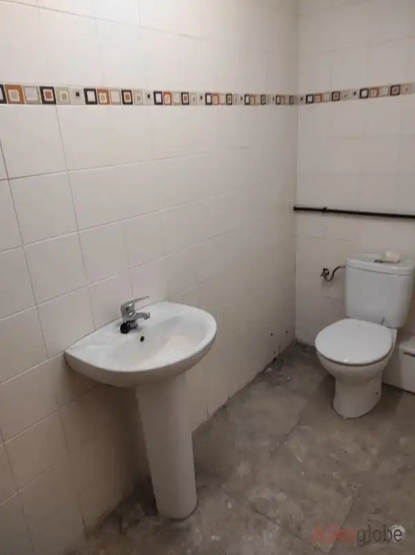 Baño de Local de alquiler en Oviedo  con Aire acondicionado