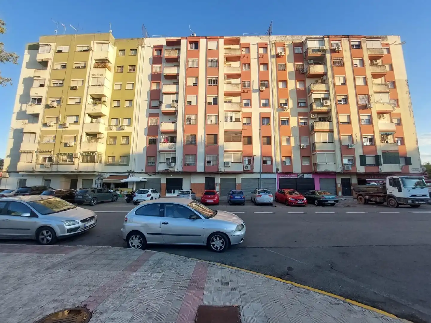 Vista exterior de Pis en venda en Dos Hermanas