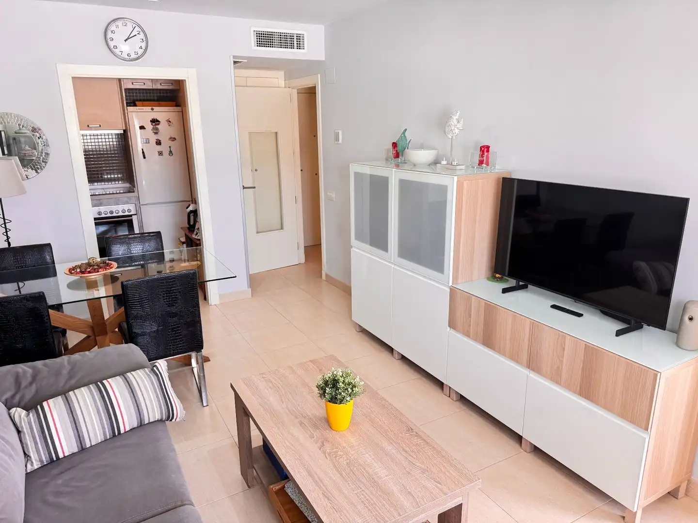 Sala d'estar de Apartament en venda en Roquetas de Mar amb Aire condicionat, Terrassa i Moblat