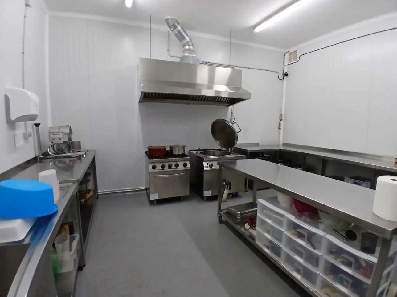 Cuina de Local en venda en Valdeltormo amb Aire condicionat, Calefacció i Terrassa