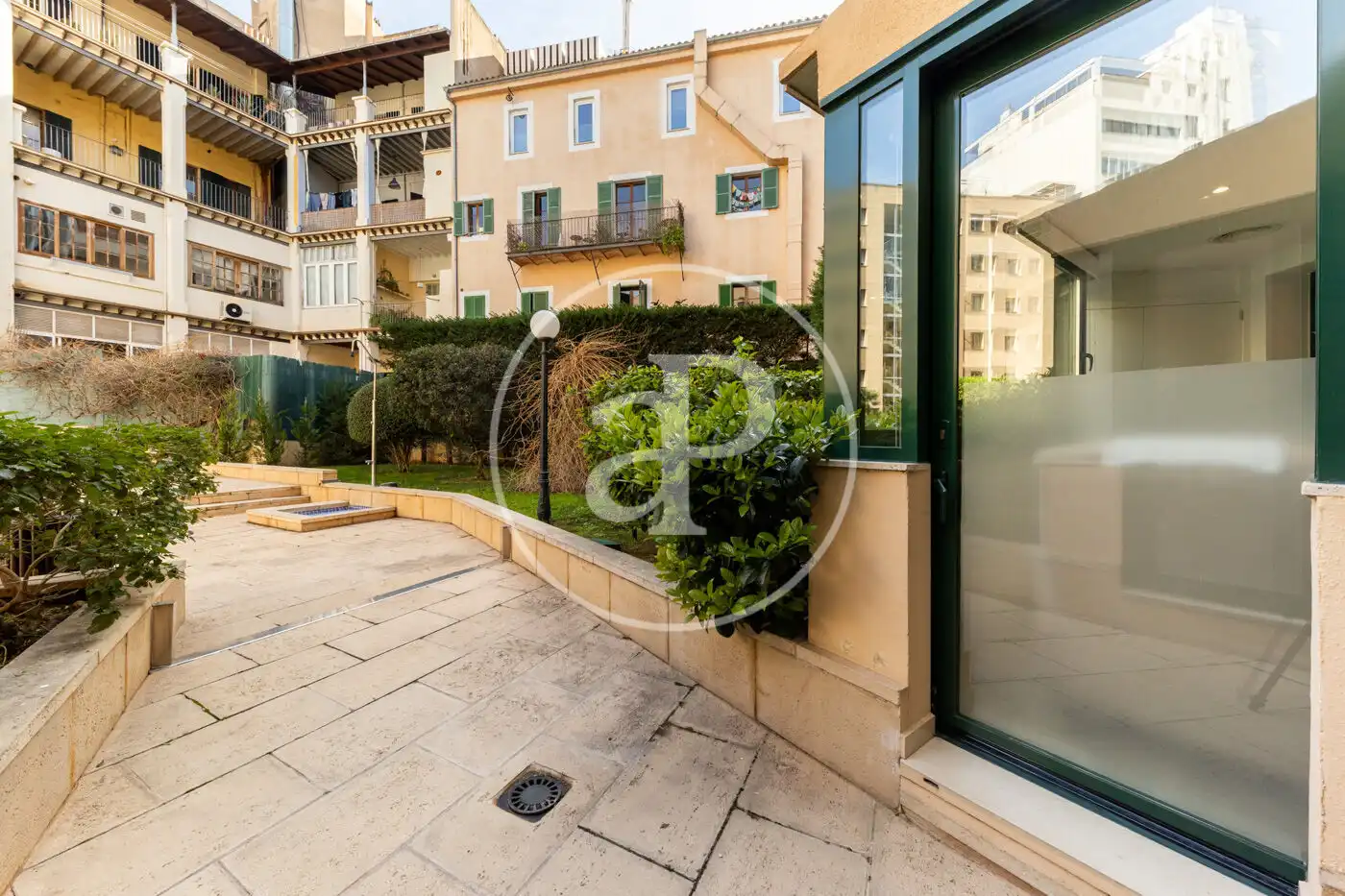 Außenansicht von Wohnung zum Verkauf in  Palma de Mallorca mit Klimaanlage, Heizung und Privatgarten