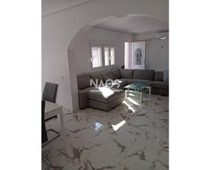 Sala d'estar de Casa o xalet de lloguer en Torrevieja amb Aire condicionat, Calefacció i Terrassa