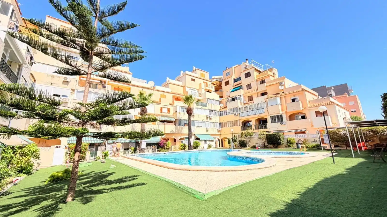 Vista exterior de Àtic en venda en Torrevieja amb Aire condicionat, Terrassa i Moblat