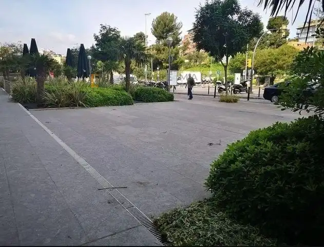 Vista exterior de Local de lloguer en Esplugues de Llobregat amb Terrassa