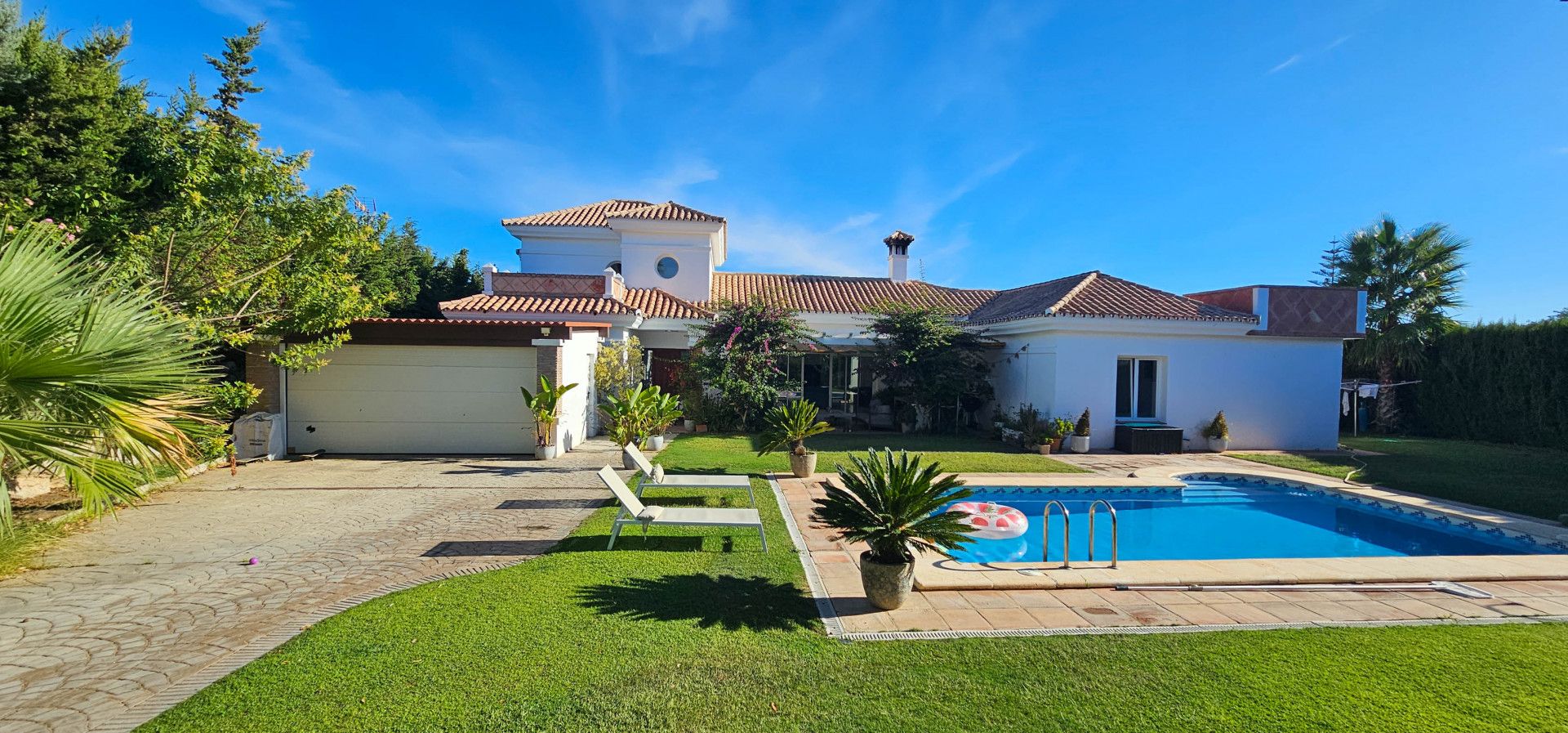 Vista exterior de Casa o xalet en venda en Sotogrande amb Aire condicionat, Calefacció i Jardí privat