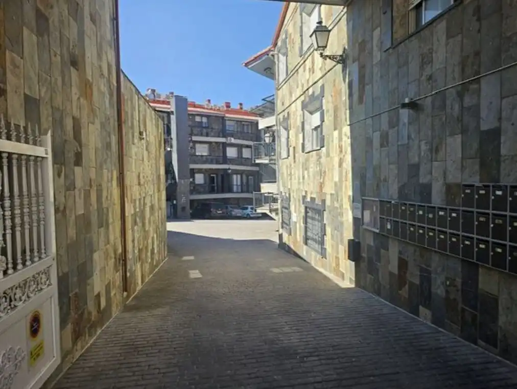 Vista exterior de Piso en venta en Torres de la Alameda con Calefacción y Trastero