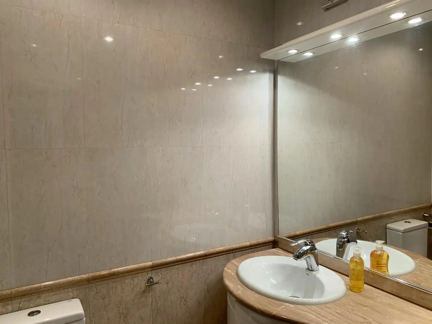 Baño de Piso para compartir en Barcelona con Aire acondicionado, Calefacción y Amueblado